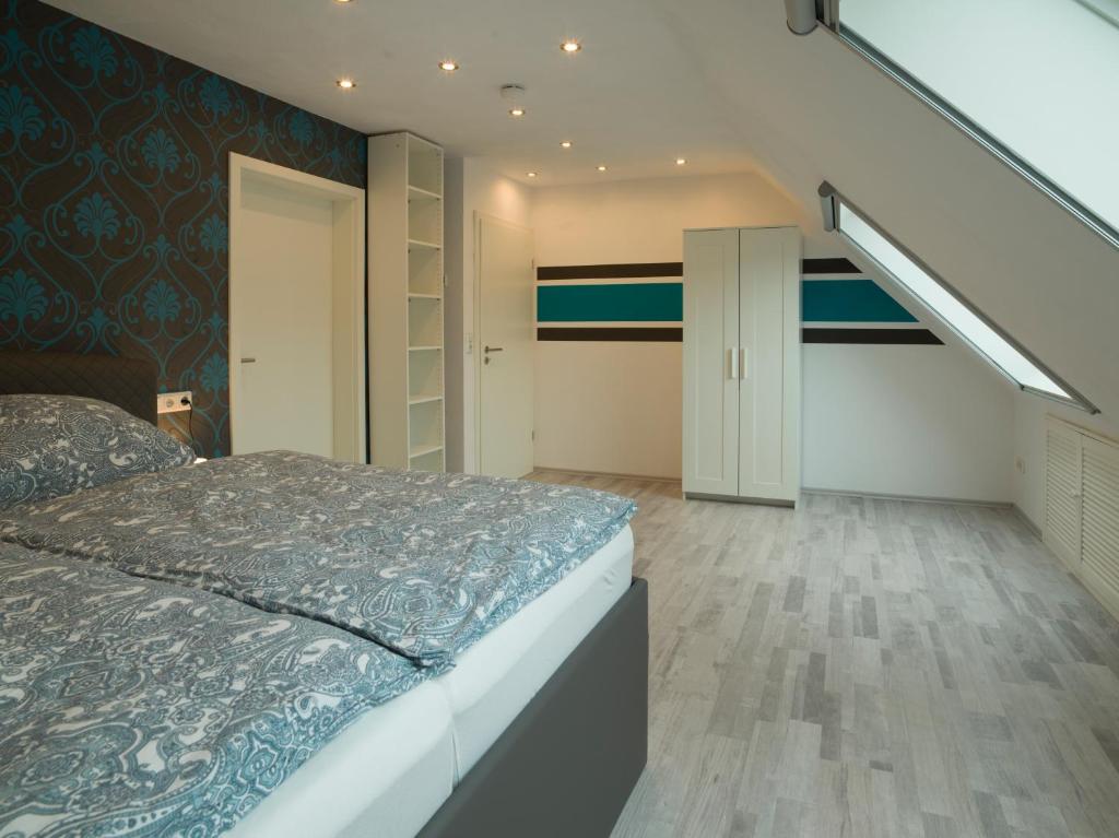 een slaapkamer met een bed en een trap bij Ferienhaus am Mühlenpfad in Ottweiler