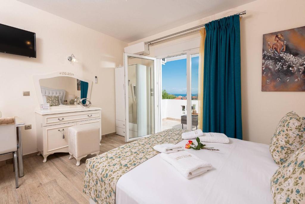 Postel nebo postele na pokoji v ubytování Stratos Deluxe Apartments
