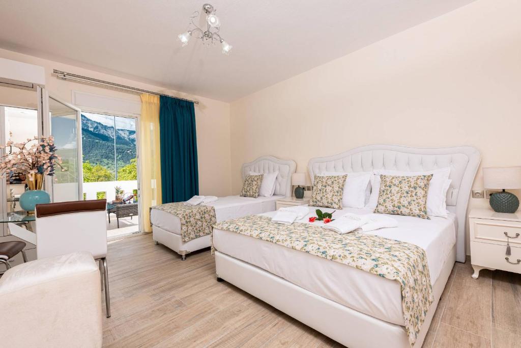 Postel nebo postele na pokoji v ubytování Stratos Deluxe Apartments