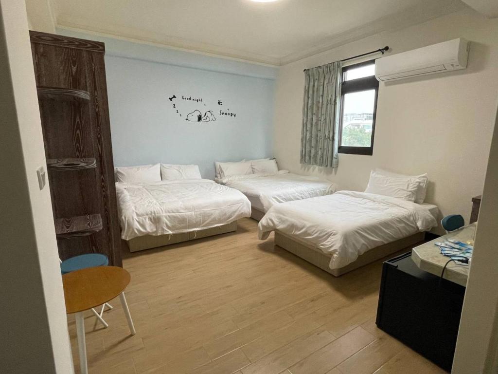 Zimmer mit 2 Betten und einem Fenster in der Unterkunft Fuzhongju Homestay in Jincheng
