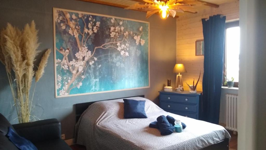 ein Schlafzimmer mit einem Bett mit zwei ausgestopften Tieren darauf in der Unterkunft Le Passage du Faubourg, agréable T3 en duplex de 120m2 in Saint-Léonard-de-Noblat
