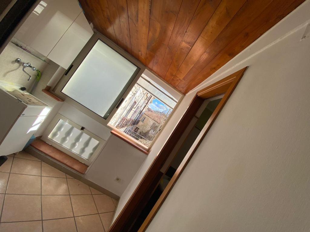 Il tesoro di alarico في كوزنسا: اطلالة علوية على مطبخ مع نافذة