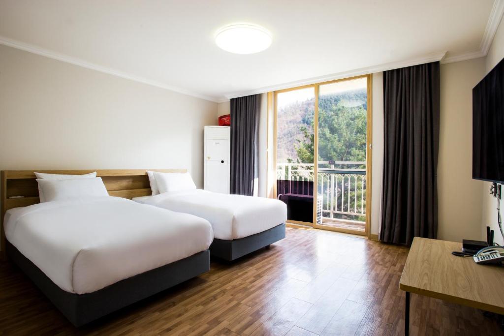 Postel nebo postele na pokoji v ubytování Kensington Resort Gapyeong