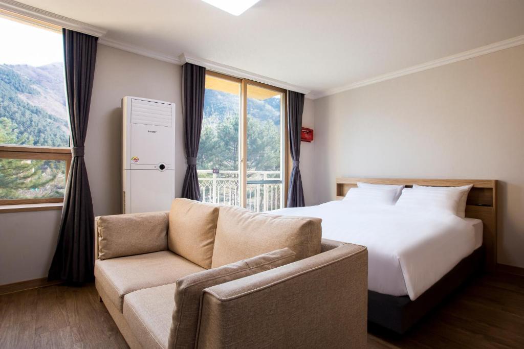 Postel nebo postele na pokoji v ubytování Kensington Resort Gapyeong