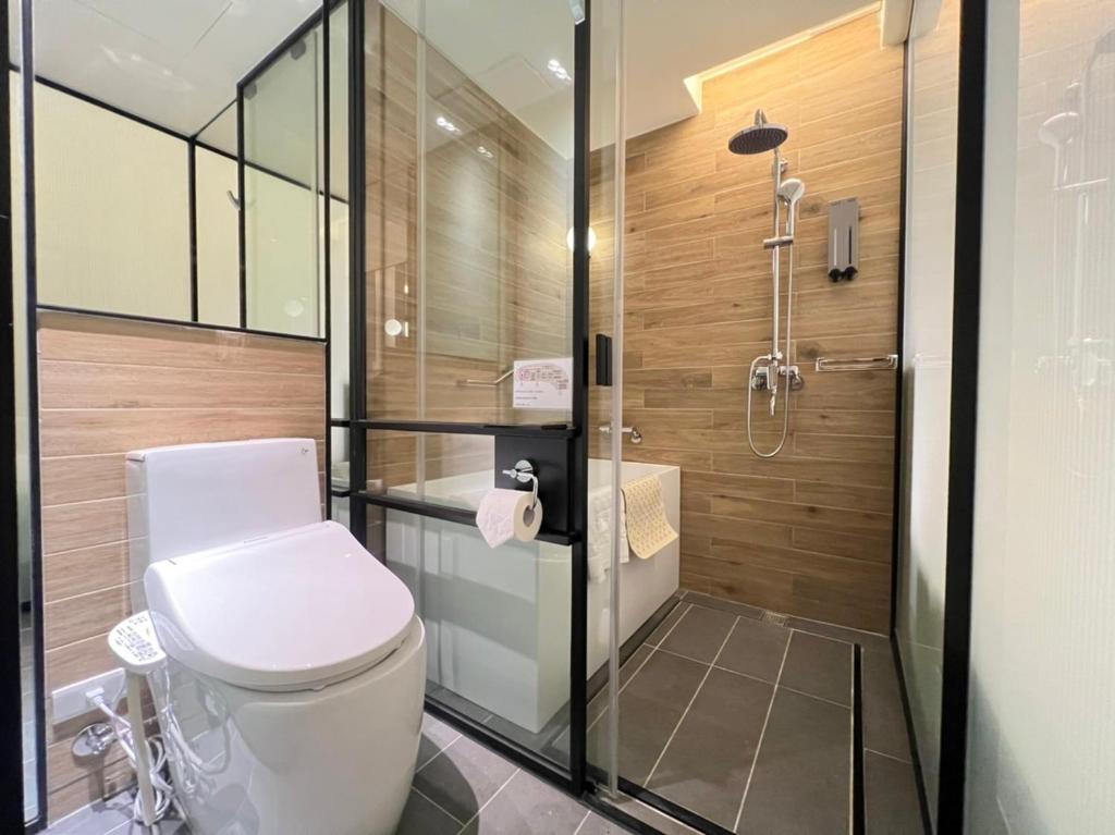 a bathroom with a toilet and a shower at Hotel Midtown Richardson in Taipei