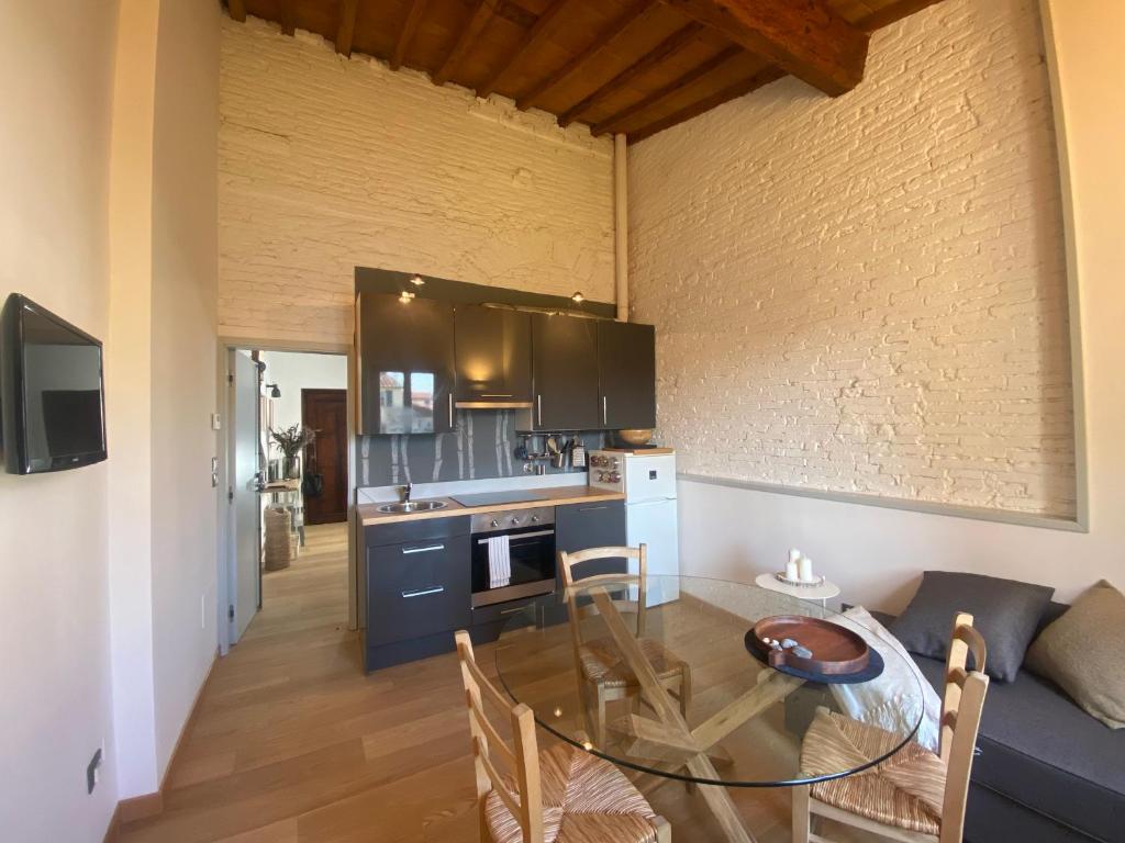 Giglio Apartment by Mamo Florence
