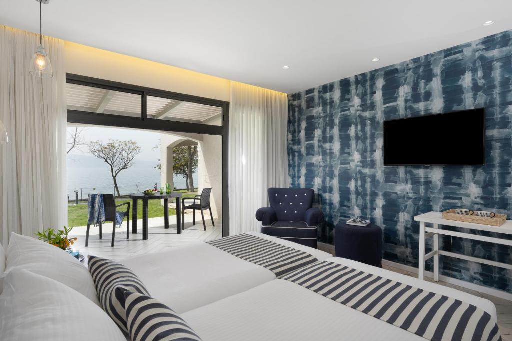 TV a/nebo společenská místnost v ubytování Ein Gev Holiday Resort