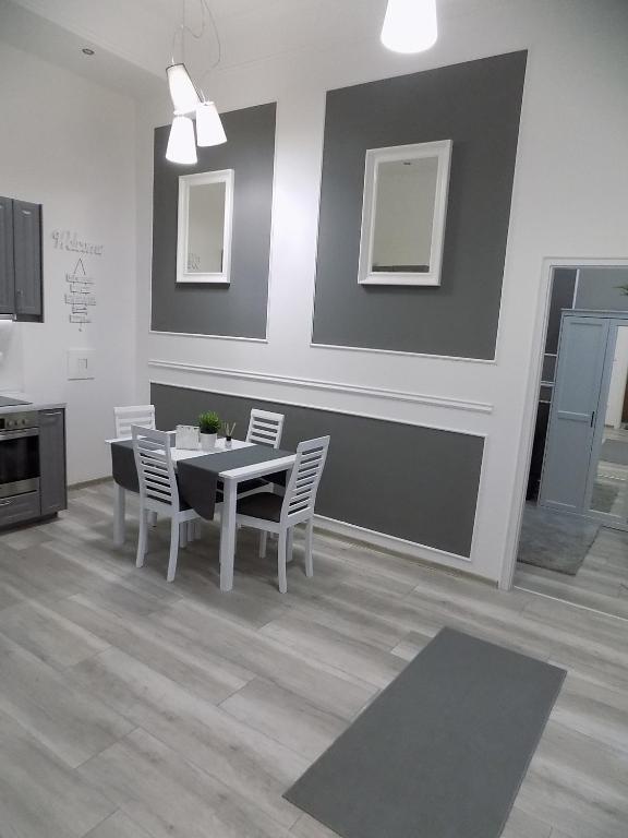 Kuchyň nebo kuchyňský kout v ubytování A10 Alkotmány B Apartment