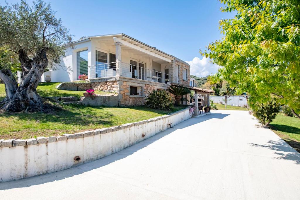 una casa in una strada con un vialetto di Casa Fralocci a Tortolì