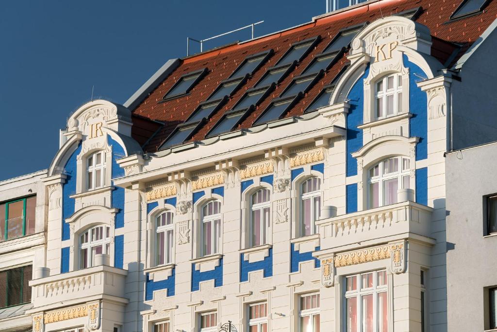um edifício azul e branco com um telhado vermelho em BOUTIQUE RESIDENCES at GAUDENZDORFER em Viena