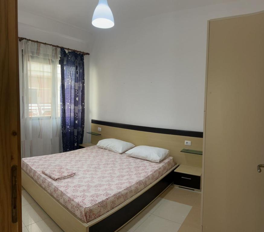 1 dormitorio con cama y ventana en Seaside apartment N3 Golem, en Golem
