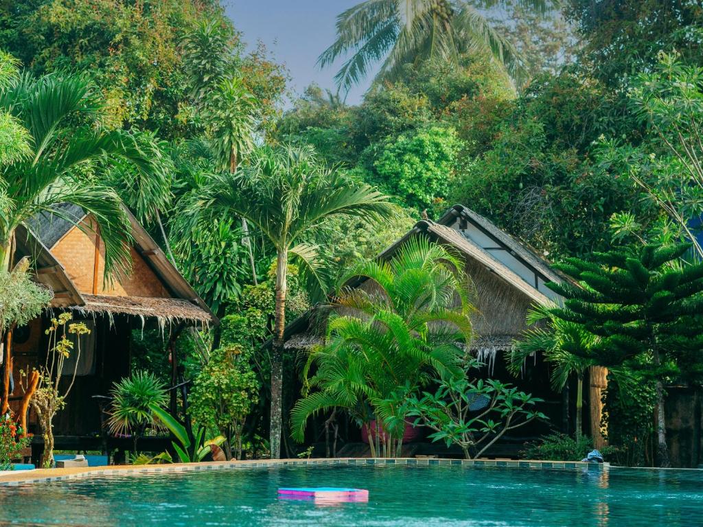 Munchies Bungalows Pool View