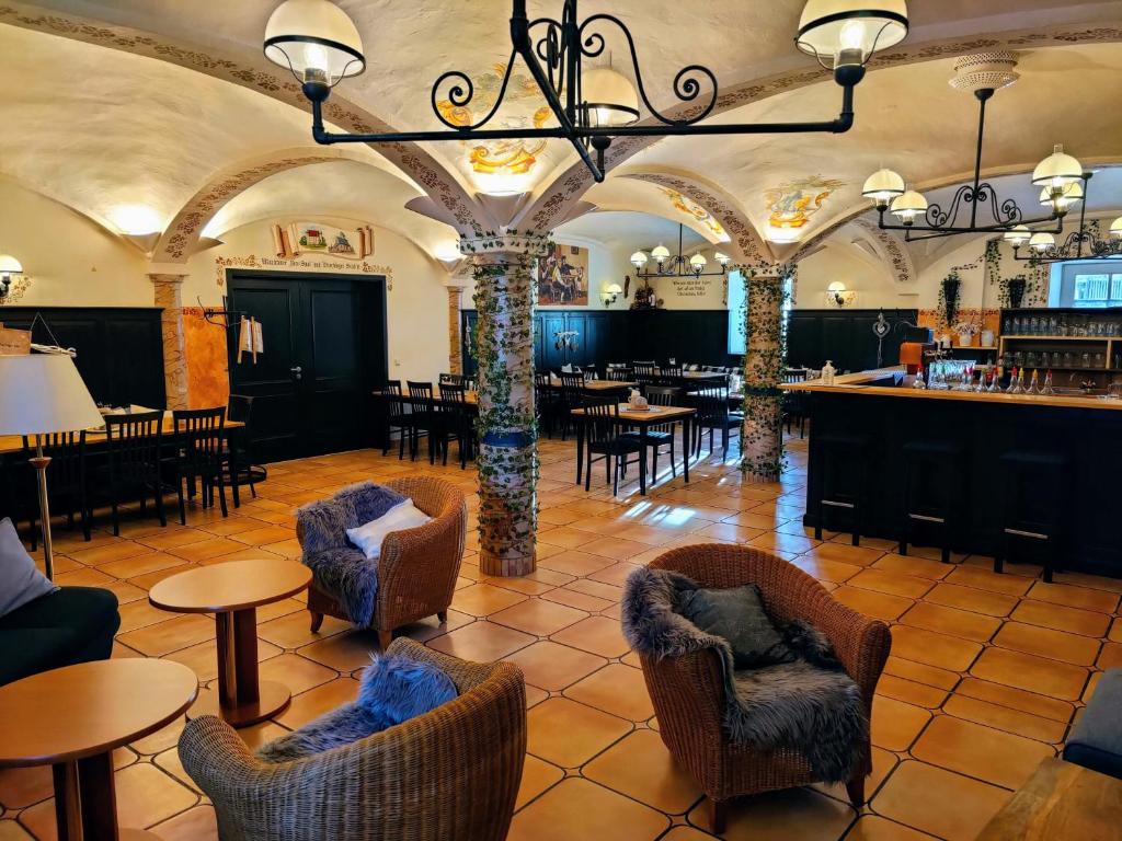 Restaurace v ubytování A8 Hotel im Darchinger Hof Bed & Breakfast - Zwischen Holzkirchen und Weyarn - Zwischen München Salzburg und Innsbruck - Kurz vor dem Irschenberg