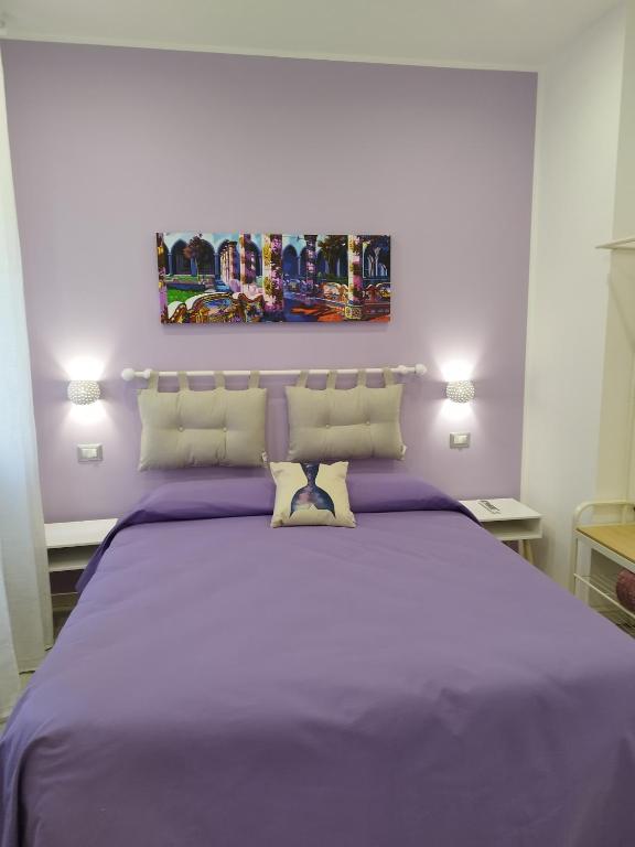 Łóżko lub łóżka w pokoju w obiekcie B&B Molo Partenope