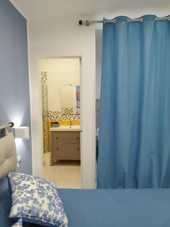 Łóżko lub łóżka w pokoju w obiekcie B&B Molo Partenope