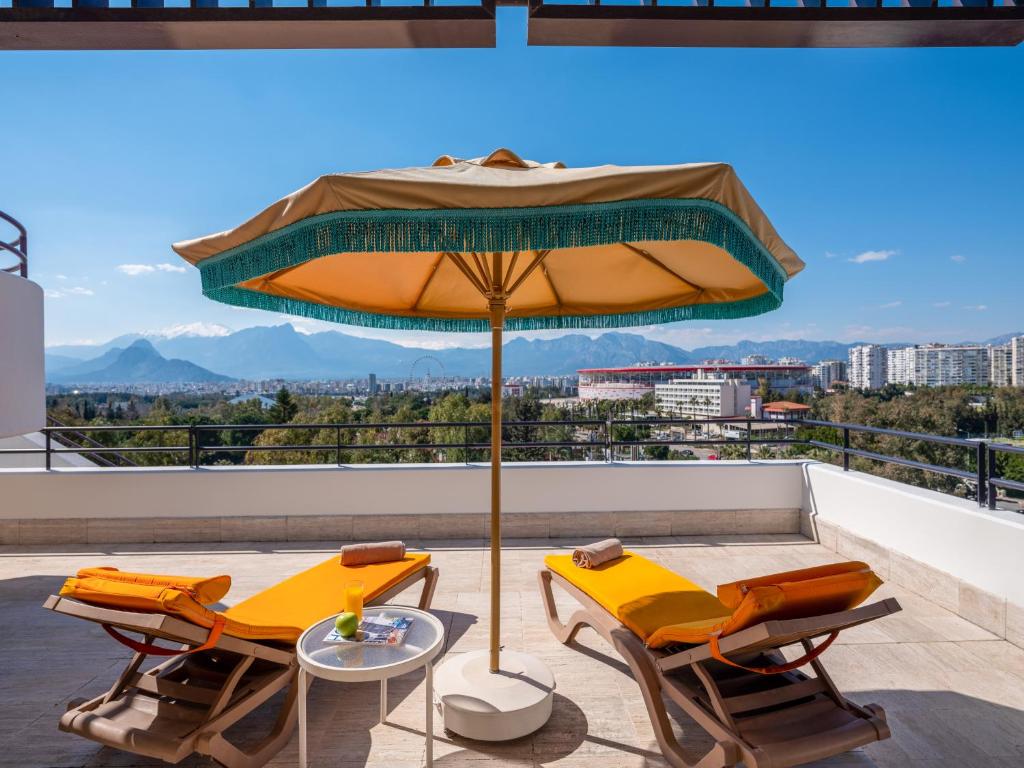 Rixos Downtown Antalya - The Land Of Legends Access - Suite De Cama King Familiar Con Dos Camas Gemelas, Terraza Y Vista De La Ciudad