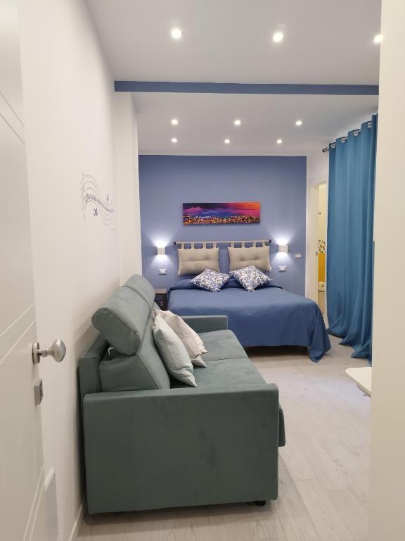 Łóżko lub łóżka w pokoju w obiekcie B&B Molo Partenope
