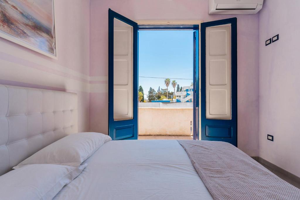 ガリポリにあるVilla Andromeda by BarbarHouseのベッドルーム1室(ベッド1台付)、