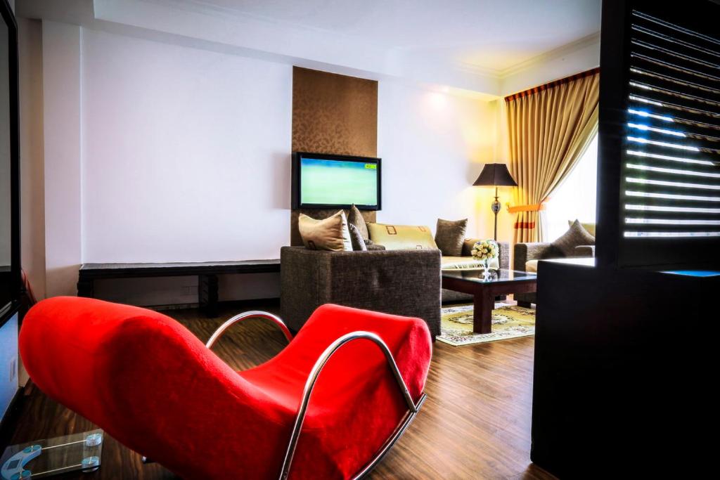 TV a/nebo společenská místnost v ubytování The Covanro Airport Hotel - Katunayake
