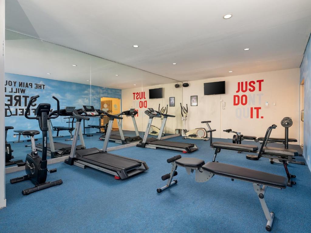 Fitness centrum a/nebo fitness zařízení v ubytování Aston Solo Hotel