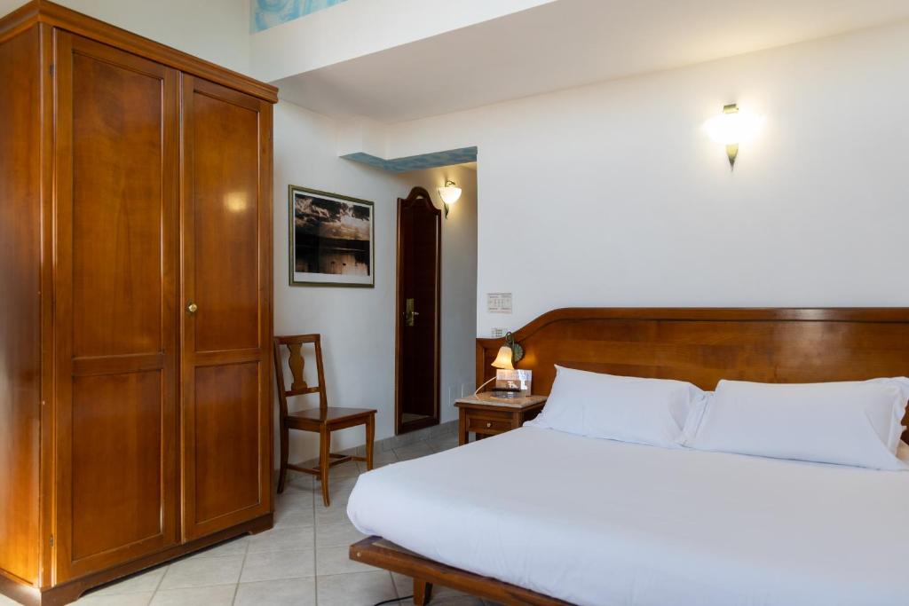 Postel nebo postele na pokoji v ubytování Hotel Ungheria Varese 1946