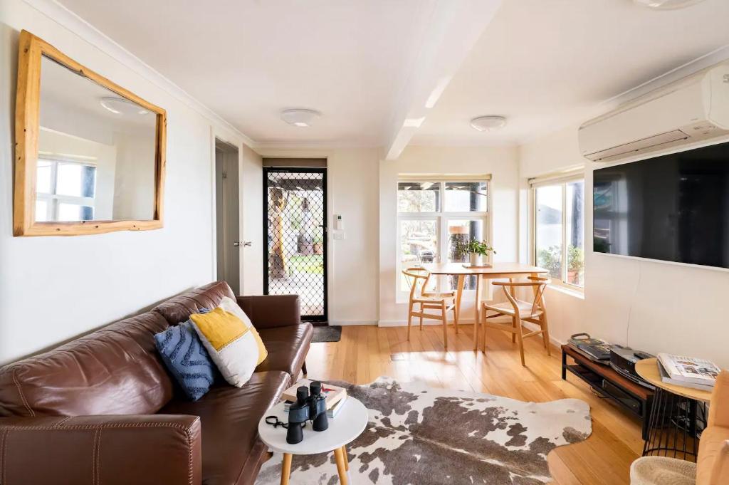 Posezení v ubytování Y Vue - Beachside Apartment with Ocean Views