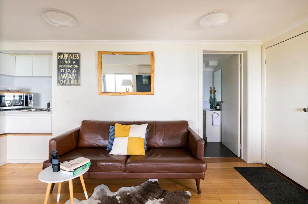 Posezení v ubytování Y Vue - Beachside Apartment with Ocean Views