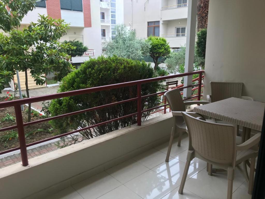 balcón con mesa, sillas y vistas en SEASIDE Apartment N 11 Golem, en Golem