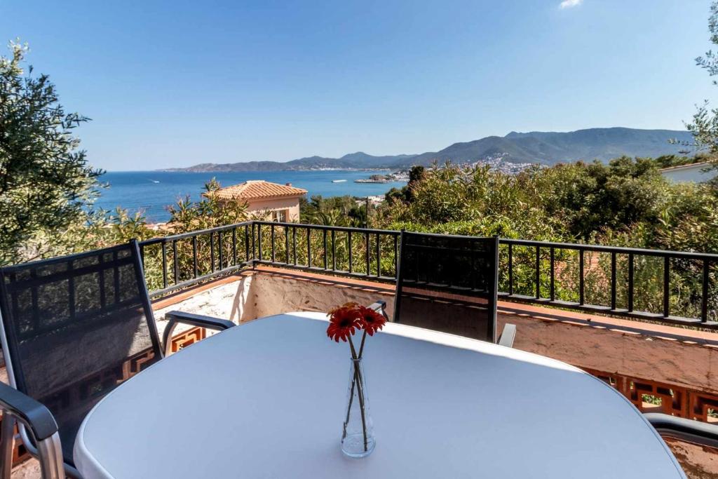 - une table avec un vase de fleurs sur le balcon dans l'établissement Grifeu 6 Apartamento luminoso con terraza y vistas, à Gérone