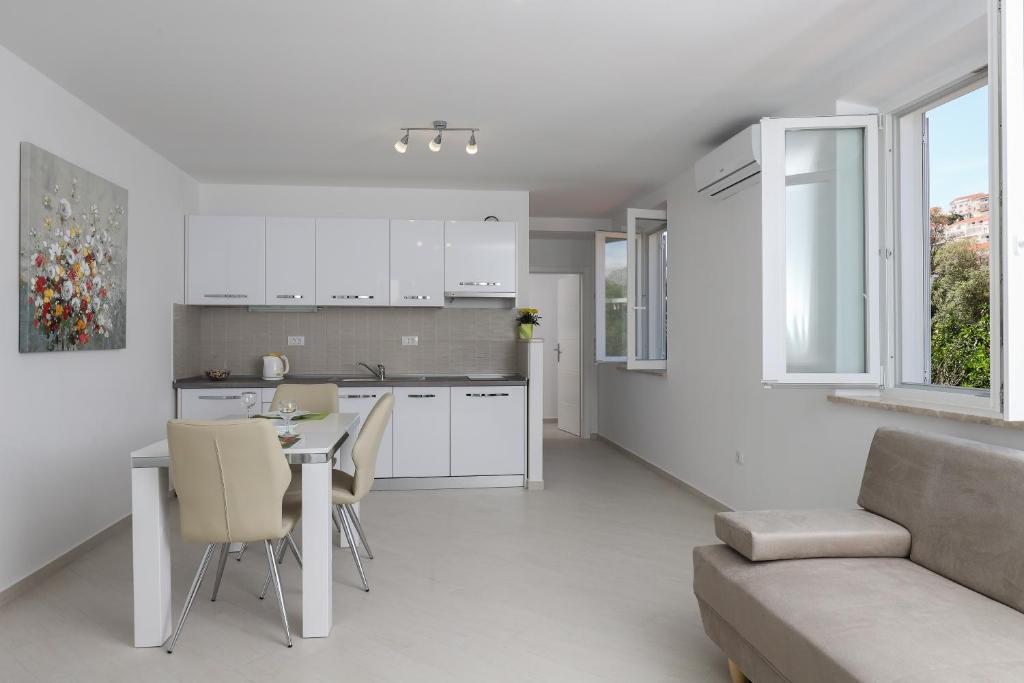 Kuchyňa alebo kuchynka v ubytovaní Apartments Fortinia Dubrovnik- FREE PARKING