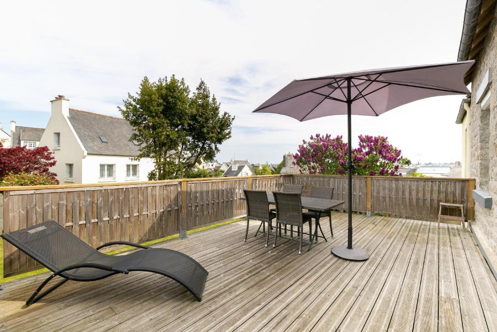 une terrasse avec une table, des chaises et un parasol dans l'établissement Casa Violetta, à Saint-Martin-des-Champs