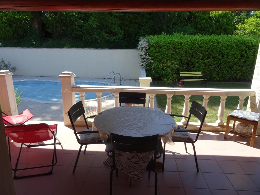 einen Tisch und Stühle auf einer Terrasse in der Unterkunft Chez Carole et Roger in Avignon