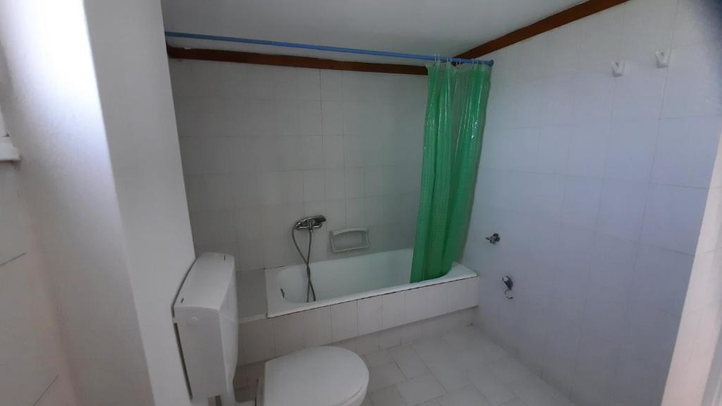 A bathroom at MOSXONAS House