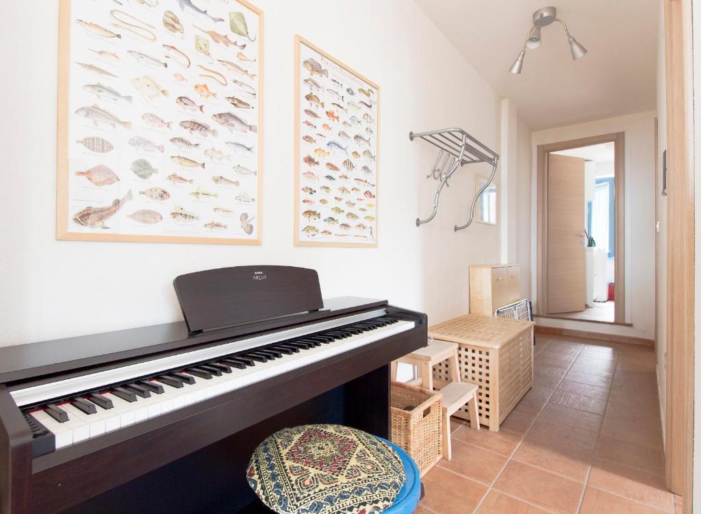 Play Piano with seaview