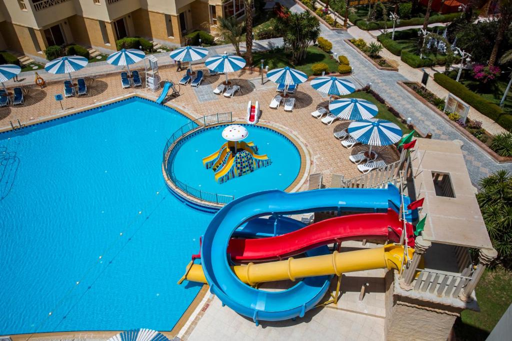 una imagen de un tobogán de agua en una piscina en AMC Royal Hotel & Spa en Hurghada