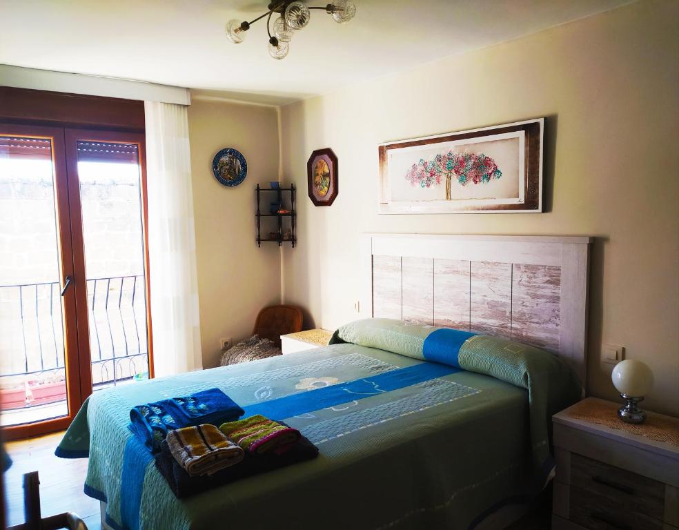 a bedroom with a bed with towels on it at El Rincón de Pilar in Casalarreina