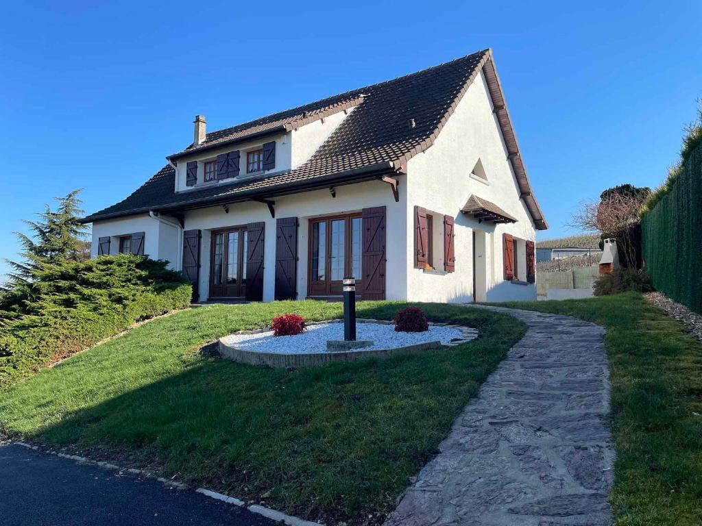 Ein weißes Haus mit einem Weg dorthin in der Unterkunft Entre Vignes et Détente in Mareuil-le-Port