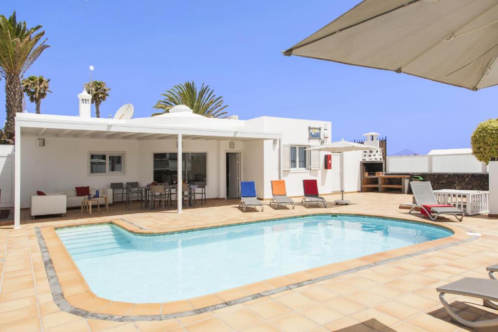 プエルト・デル・カルメンにあるVilla Aphrodite and Villa Apollo 4 bedroomの家の前のプール