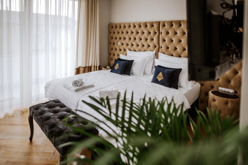 um quarto com uma cama grande e almofadas azuis em Bresidence Apartments with free private parking em Ljubljana