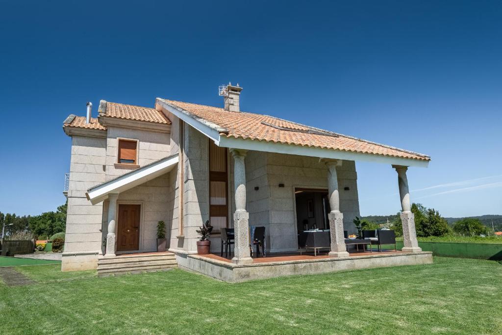 a house with a large yard with green grass at MA Maisons & Apartments Vista Alegre in Paxarinas