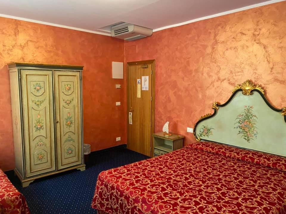 Llit o llits en una habitació de Hotel Malibran