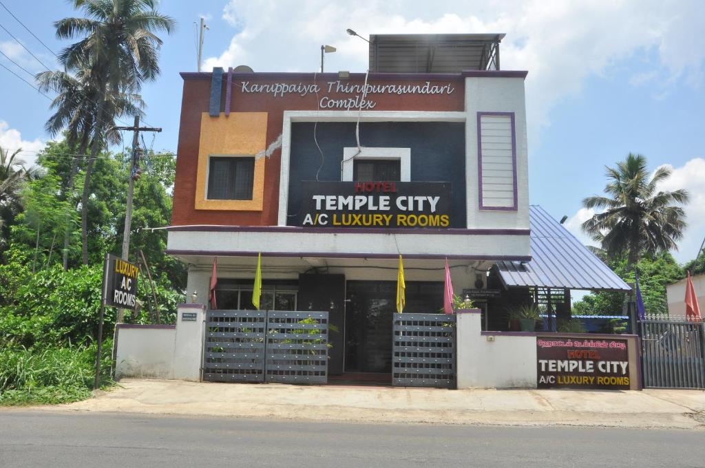 a temple city acuity rooms building on the side of the street at HOTEL TEMPLE CITY in Papanāsam