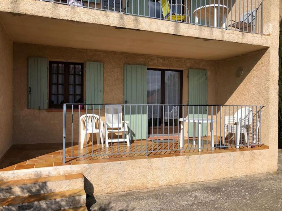 a deck with chairs and a table on a balcony at Résidence Lou Cigaloun - ANA LOCATION in Gréoux-les-Bains