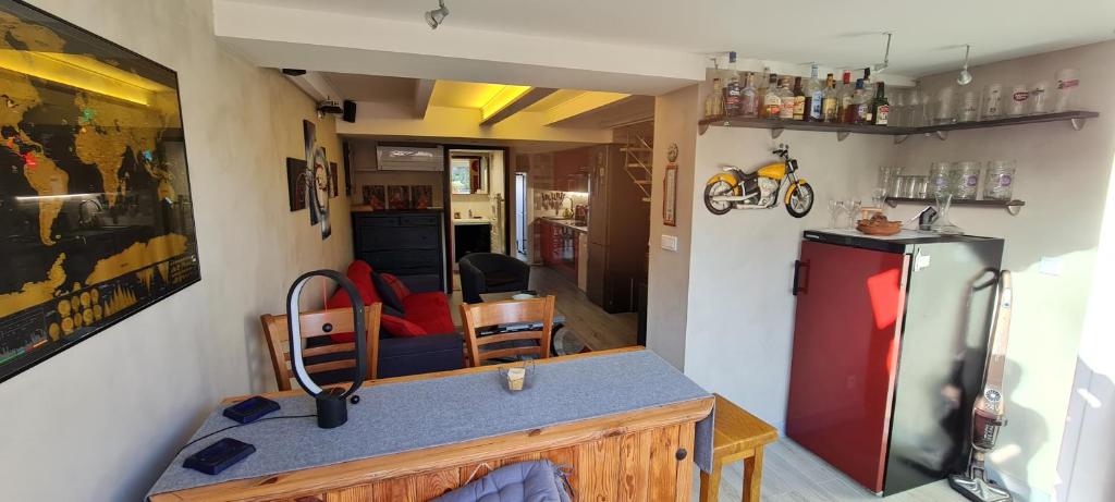 Il comprend une cuisine équipée d'un réfrigérateur et une salle à manger. dans l'établissement Charmante maison à 4min de plage du débarquement, à La Croix-Valmer