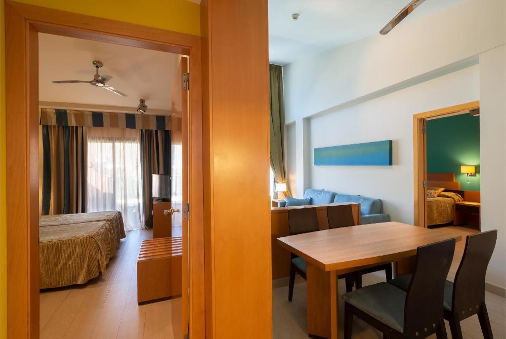 A bed or beds in a room at Apartamentos Cordial Mogán Valle