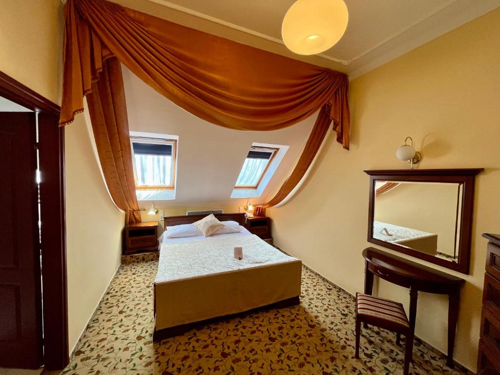 Postel nebo postele na pokoji v ubytování Hotel Korona Wellness, Rendezvény és Borszálloda