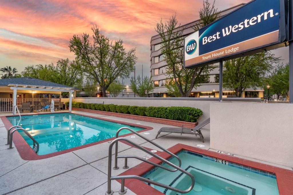 a swimming pool at a best western hotel at Best Western Town House Lodge in Modesto