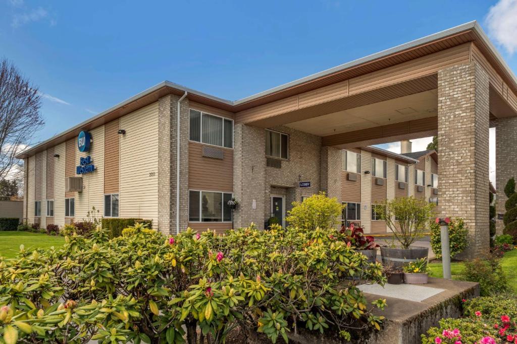 A garden outside Best Western Newberg Inn