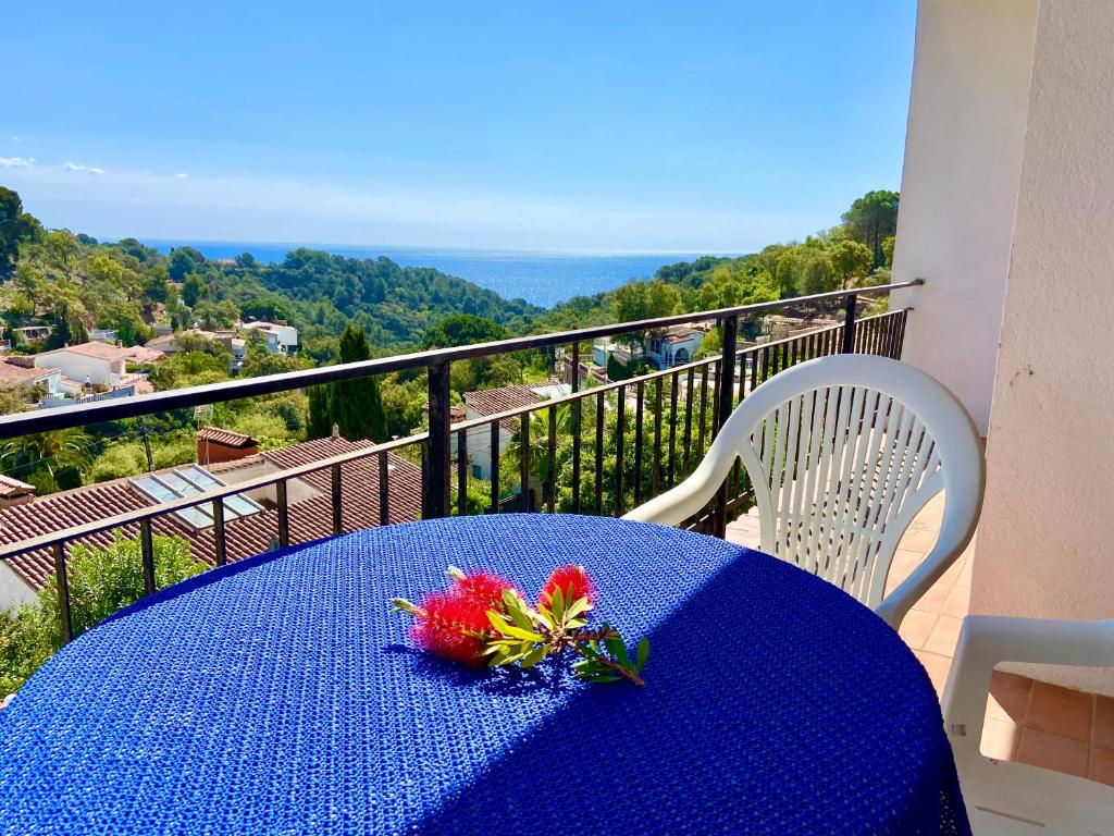 a blue table with flowers on top of a balcony at Apartamento C4 in Tossa de Mar