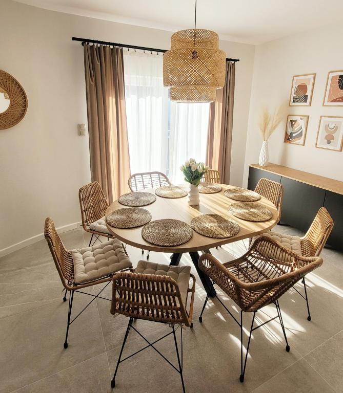 Posedenie v ubytovaní Pine Point Apartament with terrace, shared pool, tennis court